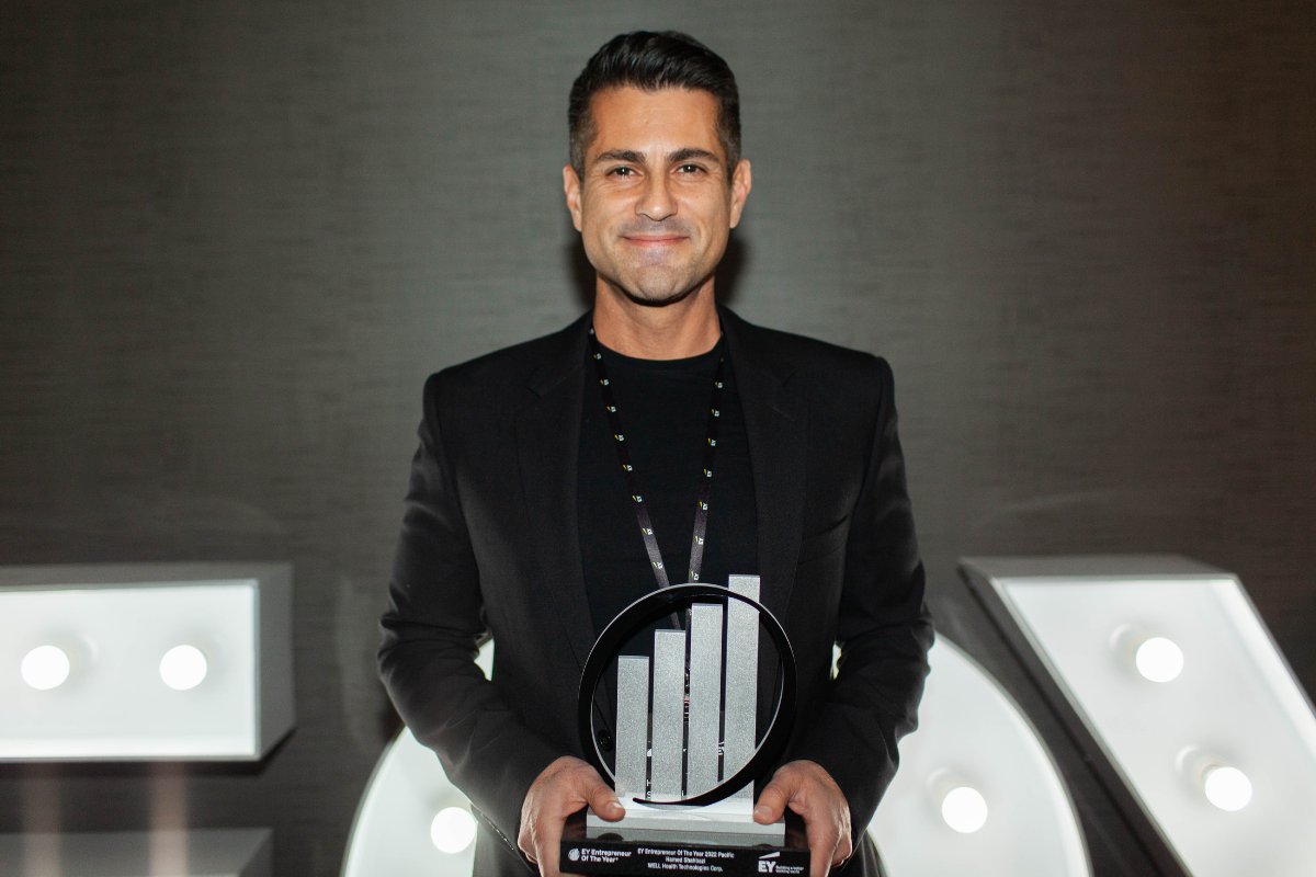 Hamed Shahbazi (WELL Health Founder, Chairman & CEO) with the EY Entrepreneur of the Year award